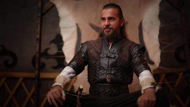 "GRMELER DEVAM EDYOR"    Oyuncu, &#8220;Bildiiniz gibi 'Dirili Erturul' dizisinden ayrlmtm, tekrar dn yapabilirim. u an net bir ey yok, grmeler devam ediyor, bakalm bekleyip greceiz&#8221; dedi.