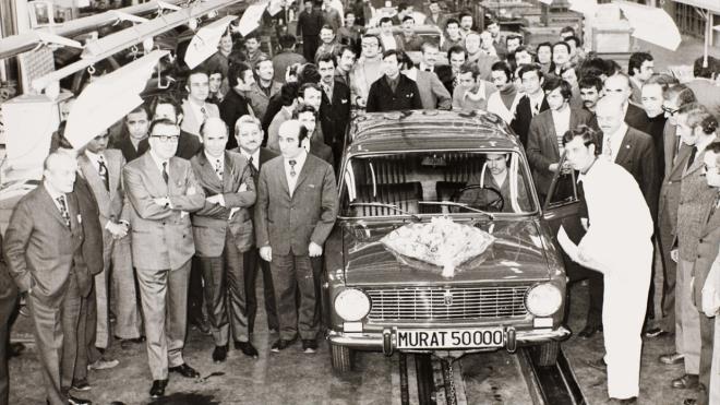 Vatandalarn sahibi olmak iin kuyrua girdii "Murat 124" iin baz gazete ve dergiler kuponla otomobil ekileri dzenledi.