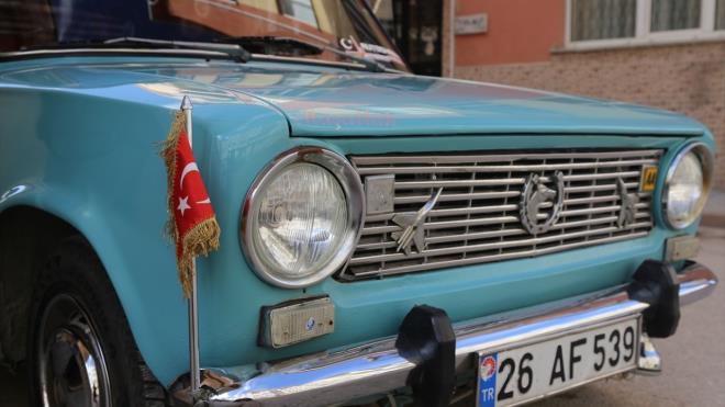 Murat 124 model otomobilini orijinal haliyle muhafaza eden Grl, halk arasndaki tabiriyle "Hac Murat" ailesinin bir ferdi gibi gryor.