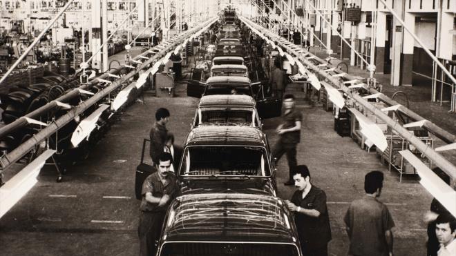 "Bursa`daki fabrikasnn almasyla baland."     talyan Fiat 124 modelinin ei olarak tasarlanan "Murat 124"n retimine, 12 ubat 1971 Cuma gn Cumhurbakan Cevdet Sunay, Babakan Sleyman Demirel, Genelkurmay Bakan Orgeneral Memduh Tama`n katlmyla TOFA`n Bursa`daki fabrikasnn almasyla baland.