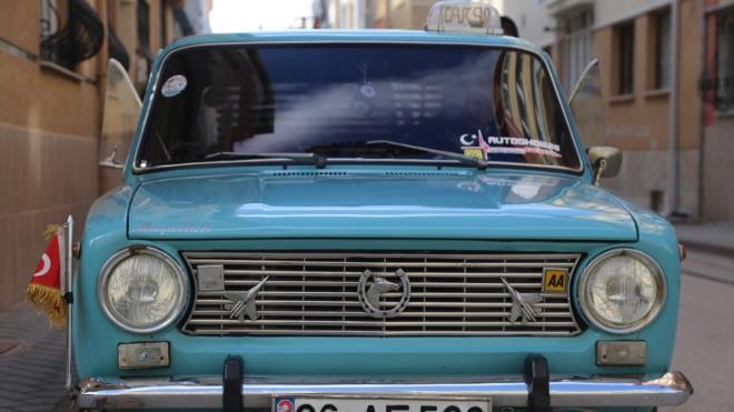 zellikle Eskiehir`de fenomen haline gelen otomobili gren vatandalar, hem aryor hem de yannda zekim yapyor.