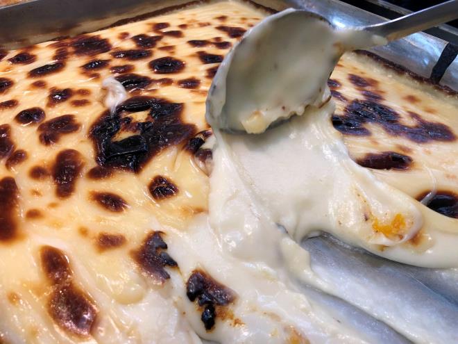 Yaklak 120 yl nce Osmanl Mutfa'na giren st helvas, o dnemde sarayda en ok tercih edilen tatl haline geldi. Zaman iinde Anadolu'ya yaylan st helvas, gn getike unutuldu.