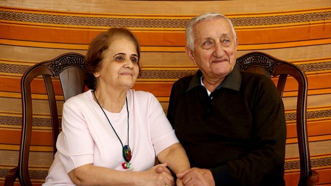 Erturul Albayrak da ei Nurhan Albayrak ile 46 yllk mutlu ve huzurlu bir evlilik yaadklarn belirterek, bugne kadar birbirlerine ters bir davranta bulunmadklarn anlatt.     Einin ok merhametli bir insan olduunu dile getiren Albayrak, "Ben biraz sinirli olsam da o yumuak huyludur. Mutlu evliliin srr bana gre sayg ve sevginin yan sra karlkl fedakarlktr. Eimi seviyorum." ifadelerini kulland.