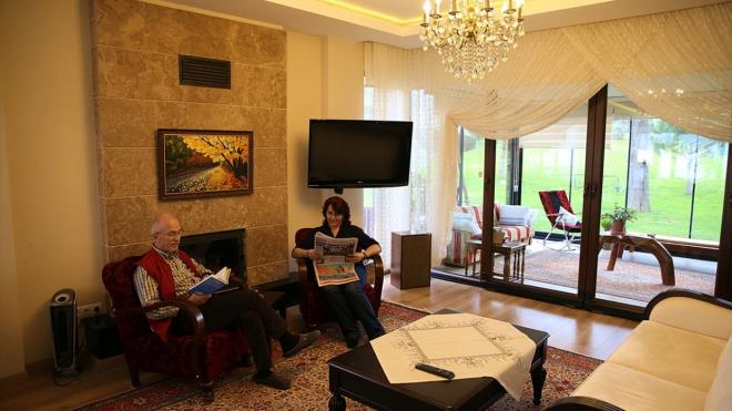 Her gn zel gn gibi yaayan iftler, birlikte mutfak ve bahe ileriyle uramann, kitap okumann ve seyahat etmenin tadn karyor.