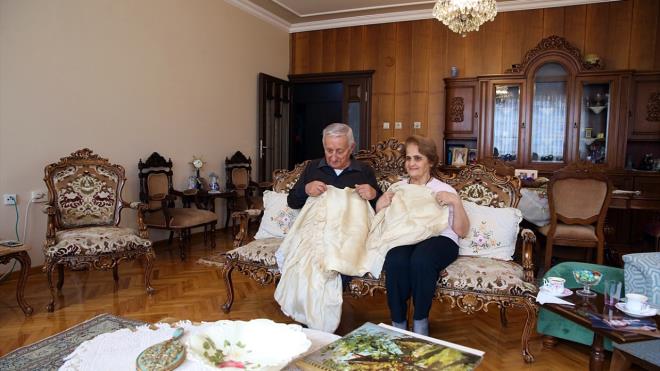 "zel gnleri artk daha sakin evde kutluyoruz."     Nurhan Albayrak da ei ile beraber vakit geirmeyi, zel gnleri kutlamay ve seyahat etmeyi ok sevdiini vurgulayarak, "Gnller gen ama bir yatan sonra kalabalk yoruyor. O yzden zel gnleri artk daha sakin evde kutluyoruz. Birlikte seyahat etmeyi ama ok seviyoruz. anakkale`den Hatay`a kadar Trkiye`yi hemen hemen gezdik." dedi.