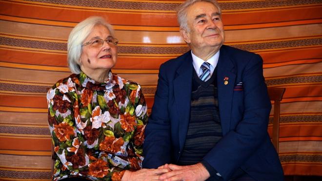 81 yandaki Niyazi Demirci ile ei Habibe Demirci, 49 yl akn sredir mutlu bir evlilikleri olduunu syledi.     Demirci, uzun evliliin srrnn "sevgi, sayg, hogr, birbirine inanmak ve gvenmek" olduunu dile getirerek, "Sevgi, sayg, hogr ve gveni birbirimizde bulduk ve beraberliimizi 49 yl srdrdk. Dileriz ki daha nice uzun, salkl, mutlu ve huzurlu yllarmz olsun. Herkesin de byle uzun, salkl, mutlu ve huzurlu bir hayat yaamasn isteriz." ifadelerini kulland.