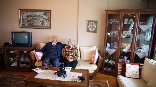 "Bu bizim belki de evlilikteki srrmz."     Eine sevgisini anlatan iirler yazdn da vurgulayan Demirci, "Beraberliimizin bir ans olarak eime cangnlden iirler yazmaya altm. Bunlar bir hatra, an ve iz brakm olacak. Benim gzmde eim btn gzelliklere, her eyin en gzeline layktr." dedi. Habibe Demirci de evlilikte karlkl anlayn ok nemli olduuna iaret ederek, "Eimle ikimizin huyu birbirine ok benziyor. Bu bizim belki de evlilikteki srrmz. Kindar deiliz, seveceniz, deil eini karncay bile incitmeyen insanlarz." diye konutu.