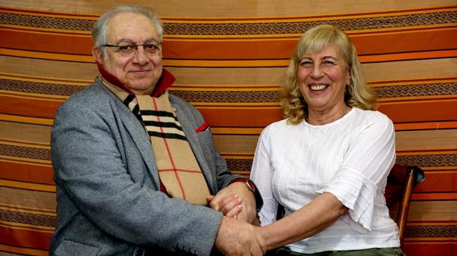 Tayfun Sezerolu da ei Suzan Sezerolu ile 41 yllk mutlu bir evlilikleri olduunu anlatarak, hayat arkadann, kelimelerle anlatlamayacak kadar zel bir insan olduunu ifade etti.     Einin ok gler yzl, sabrl ve becerikli olduunu vurgulayan Sezerolu, "Allah herkese de bizim gibi evlilikler nasip etsin. Evlilikte sevgi ve sayg olacak, bunlar yemein tuzu, biberi gibi ama tahamml, sabr ve hogr hep olacak. Bunlar ok nemli." eklinde konutu.