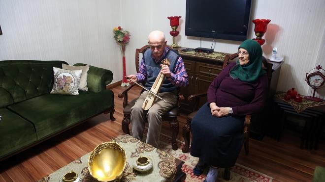 Yaklak yarm asrdr evli olan iftler, ilerleyen yalarna ramen bazen eleri iin yazdklar iirleri okuyor, bazen de kemene alarak evliliklerine renk katyor.