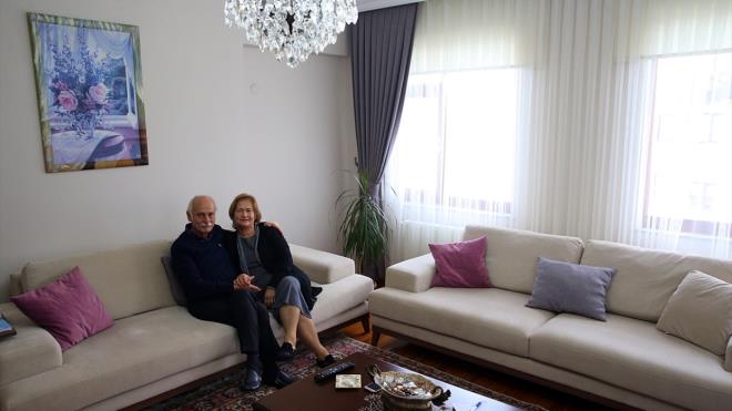 "Bizim iin her gn zel gn"     Semiha Yksel de ei ile evliliklerinde yakaladklar mutluluu anlatrken, "Eim her zaman saygsn ve sevgisini gsteren birisidir. Drst olmas, alkan olmas da en beendim zelliidir. Eim ok kitap okur ve birlikte de sohbet eder, kitap okuruz. Bizim iin her gn zeldir. Birlikte yemee gideriz, gezeriz, kltr ve sanatla ilgili gecelere gideriz. Mutluyuz." ifadelerini kulland.