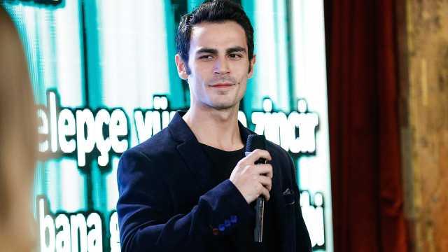 Bu sitemleri hakl bulan Milliyet yazar Sina Kololu'da olay kesine tas ve u szlerle tepkisini dile getirdi.