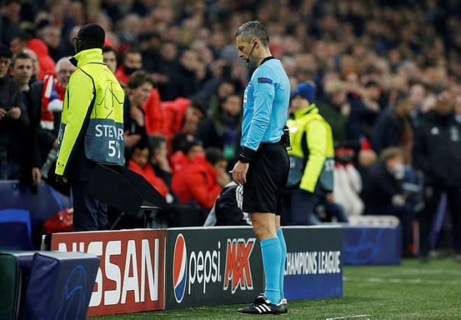 AMPYONLAR LG'NDE LK YAANDI    VAR uygulamasnn ampiyonlar Ligi'nde balamasyla bir ilk de yaand.