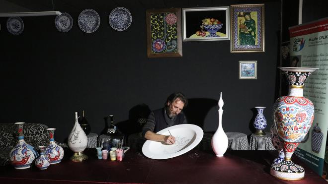 Eserlerini Ktahya`nn merkez Akkent Mahallesi`ndeki atlyesinde yapan elik, iniciliin yan sra farkl almalaryla da geleneksel el sanatlarna katk sunmak iin aba harcyor.