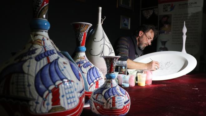 O yllarda erkeklerin de ininin sanatsal ynnde faaliyet gstermeleri zerine bu tabunun ykldn dile getiren elik, bugn ise ok sayda erkek ustann eserleriyle ini sanatn yaatmaya altn vurgulad.