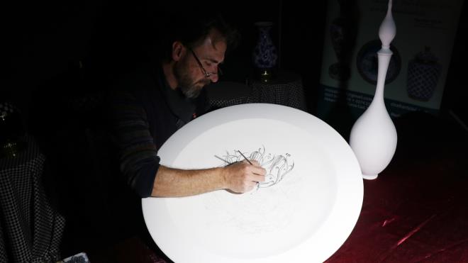 Seluklu dnemi inilerinde uygulanan mozaik ynteminden esinlenen elik, bu almasnda ilk eserlerini vermeye balad. Sz konusu yntemi yeniden tasarlayan elik, Ktahya inisini mozaikle buluturdu.