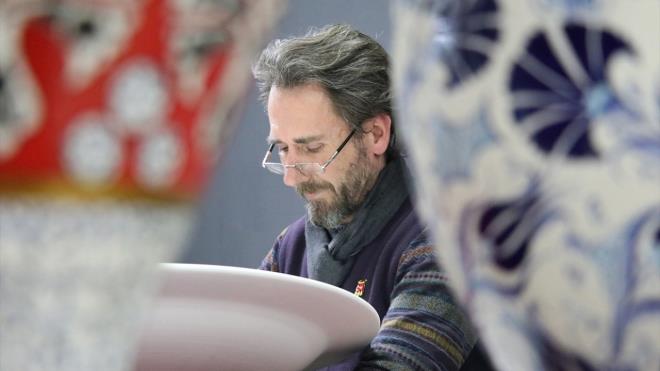 "Bir ini fabrikasnda ie baladm."     inicilikteki ilk yllarnda bu iin sanat ksmn arlkl olarak kadnlarn yaptn, erkeklerin ise desen ve boyayla uramalarnn yadrgandn dile getiren elik, "Orta renimimi tamamladktan sonra bir ini fabrikasnda ie baladm. ininin sanatsal ynn renmek istediimde ise herkes ard. Yaklak 40 bayann el dekoru yapt fabrikann atlyesinde tek erkek olarak almaya baladm. ininin sanat ynn de atlyenin efi olan Zehra isimli bir abladan rendim." dedi.