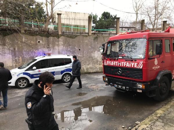 kmeyle birlikte le Salk Mdrlne ait  otomobil, enkaz altnda kald. Aralarda kimsenin bulunmad renilirken, olay yerine polis ve itfaiye ekipleri sevk edildi. Polis, olay yerine gvenlik eridi ekti.
