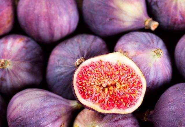 ncelikle incirleri ykayn, szn ve kuba olacak biimde dorayn. ncirleri zeytinyal kavanozun iine aln ve azn kapatn. Bu kavanozu 5 gn boyunca karanlk bir yerde muhafaza edin ve bu srenin sonunda sabah,akam olacak biimde gnde iki kere tketin.