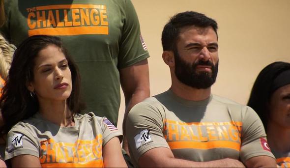 Adam Afrikal baya uzun bir adam, yanna gittim, hostese vurdu, bana da vuracakt, tek hamle ile baylttm. Sonra koltua oturtup, kelepeledik. Ben yerime gittim tekrar uyumaya, adam kelepeleri krm. Beni ardlar yine gittim bu safer battaniye ile baladm.