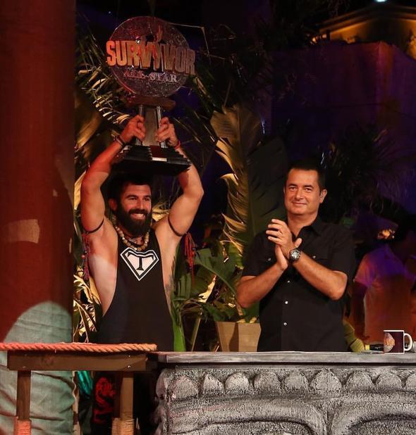 2018&#8217;deki Survivor iin Acun abinin yanna gidiyordum. Ben uyuyordum, adamn biri uyuturucu kullanm ve herkese saldrm. ou kiinin burnunu krm. Hostes geldi, beni uyandrd. &#8216;Turabi Bey ltfen yardm edin&#8217; dedi.