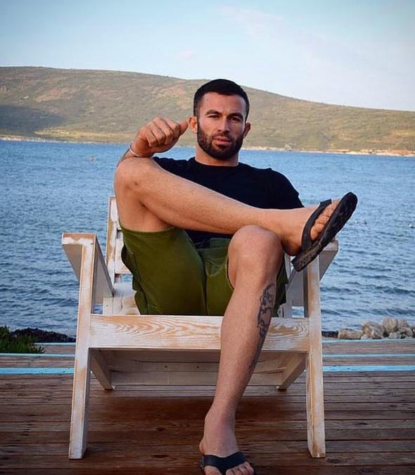 Ben yanmda para tamyorum, kardeim tayor. Czdan kardeimde. Ben hibir zaman paray sevmedim. Ben hayatmda hi bor vermem verirsem de iini grsn geri gelmesin.