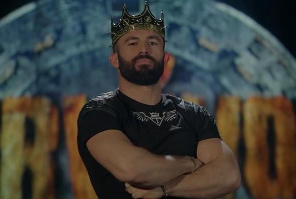 Ben bir olay grnce mdahale ederim, bir kadna da vursalar ben orada mdahale ederim dayak yesem de problem deil. Ben kazandm paralar aileme verdim, u an hi param yok.(glyor)