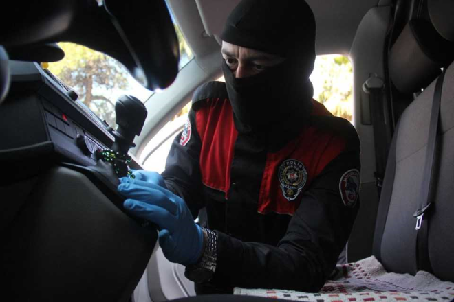 Gzaltna alnan H.Y.'nin ilk ifadesinde Konya'da silah reticilii yaptn ve 6 ruhsatsz tabancay bakasndan tanesini 600 liraya aldn bin liraya sattn silah kaakl yapmadn syledii renildi. Polis ekipleri de silahlara el koydu.