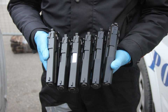 Src H.Y.'yi (29) aratan indirip arama yapan polis, src koltuunun yan tarafndaki koltuk altndaki gizli blmede poet iinde 6 ruhsatsz tabanca ele geirdi.