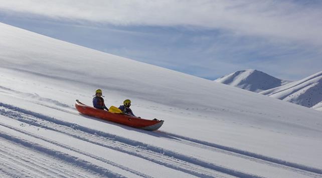 Rafting takmnn sporcular, 16 Eyll 2018'de ilede ilk kez dzenlenen Trkiye Rafting ampiyonas'nn nc ayak yarlarnn ardndan kn da almalarn srdryor.