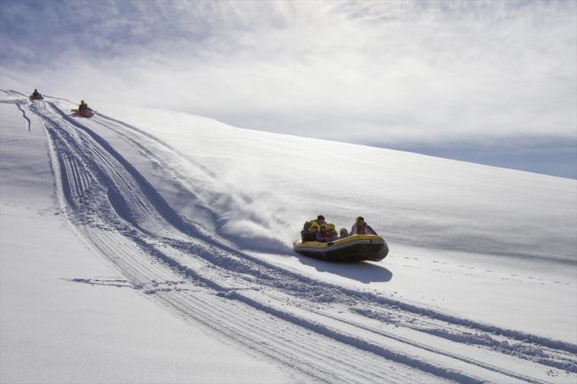 Karla kapl dalarda rafting antrenman    atak Genlik Hizmetleri ve Spor Mdr Erkan Manto, ilede suyun yan sra karda da rafting yaplabildiini syledi.
