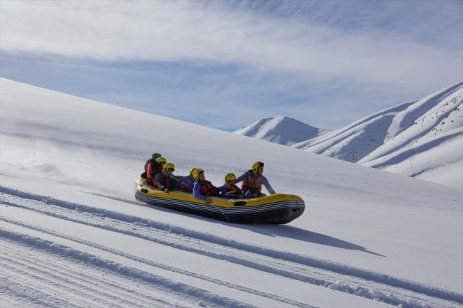 Karda rafting yapan sporcular grnce bu heyecana ortak olmak istediini anlatan nan, "Biz de deneyelim dedik, inanlmaz mthi bir ey. Daha nce suda rafting yapmtk ama karda yapmann keyfi bambaka oldu. Zirveden aaya hzla inmek ok heyecanlandrd. Islandk ama keyif aldk" diye konutu.    Sporcular da kar raftinginin suda yaplana gre daha fazla adrenalin ierdiini syledi.