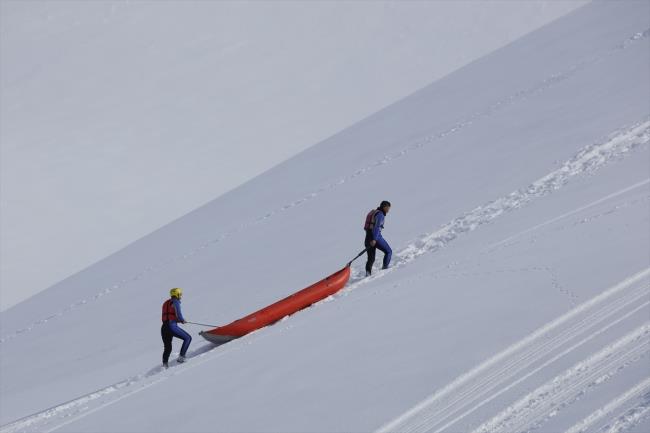 Karda da yaplyor    atak Belediye Spor Rafting Antrenr ve Rafting l Temsilcisi Sleyman Bayat, salonda kondisyon almann yerine karda rafting yapmann daha yararl olduunu ifade etti.