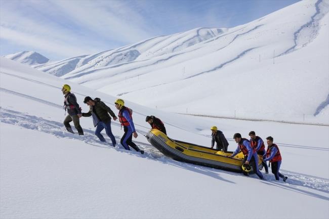 Tunceli'de haziranda yaplacak Dnya Rafting ampiyonas'nda mcadele edecek sporcular, kar kalnlnn yer yer 3 metreyi bulduu 2 bin 800 rakml dalarn zirvesinde antrenman yapyor.