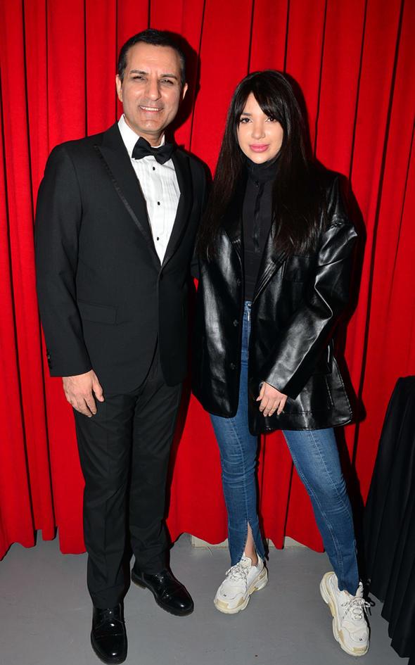 Yzne dolgu mu yaptrd?    Konser ncesi gazetecilerin sorularn yantlayan El Roman'n yzndeki deiiklik dikkat ekti. nl arkcnn 'yzne dolgu mu yaptrd?' sorusu akllara geldi.