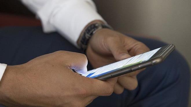 Cezalar hakknda bilgi veren Yaar niversitesi Hukuk Fakltesi retim yesi Dr. Sami Aksoy, "Yolcular asndan, kural tanmaz yolcu olarak adlandrlan yolculara, rnein uyarya ramen, uakta elektronik cihazlar altrmaya devam eden, yerine oturmayan, kemerini balamayan, ba st dolabn kapatmayan, yolcular veya kabin ekibiyle tartmaya devam eden, kabin ekibinin grevini yapmasn engelleyen, yolculara veya kabin ekibine hakaret eden, onlara szl tacizde bulunan, verilen talimatlar yerine getirmeyen, ksaca uu kurallarn ihlal eden yolculara verilecek ceza 2 bin 124 TLye ykseltildi.