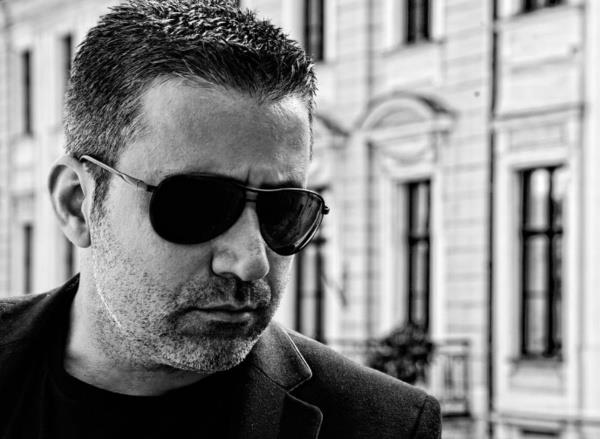 Dn akam bir otelde arkadalaryla yemek yerken grntlenen Emrah Erdoan, muhabirlerin sorularn yantlad. nmzdeki dnemde Avrupa'da 37 konser vereceini belirten Emrah, son konserini Trkiye'de vereceini ve ardndan mzik kariyerini brakacan aklad.