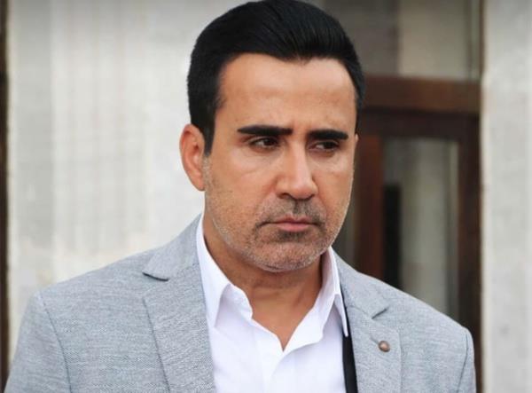 Kk yandan itibaren arklaryla dnemine damga vuran Emrah, dizi ve filmleriyle de oyunculuundan sz ettirmiti. 'Aclarn ocuu' diye hitap edilen Emrah, son olarak getiimiz aylarda final yapan Ak ve Mavi dizisinde barol oynamt. 48 yandaki Emrah'n, kariyeri hakknda nemli bir karar ald renildi.