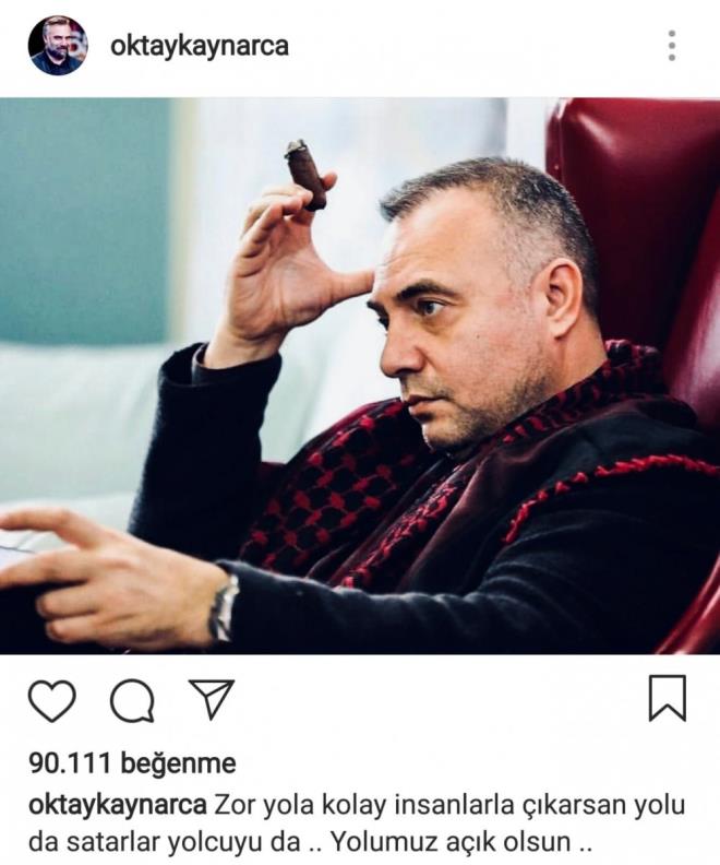 Oktay Kaynarca&#8217;nn birka gn nce sosyal medya sayfasndan dnceli bir pozunu paylap altna &#8220;Zor yola kolay insanlarla karsan yolu da satarlar, yolcuyu da&#8230; Yolumuz ak olsun&#8221; yazs da eski yapmcsna gnderme olarak dnld.
