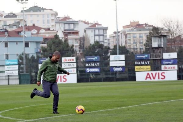 Antrenman ncesinde sahaya kan Alex de Souza, eski gnlerini aratmad.