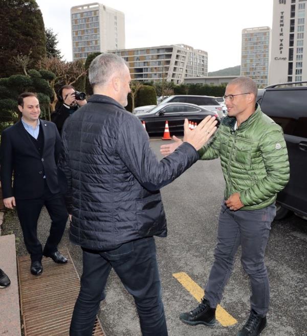 Fenerbahe - Atiker Konyaspor man izlemek iin gelen sar-lacivertlilerin efsane futbolcularndan Alex de Souza, Can Bartu Tesisleri'ni ziyaret ederek dari Menajer Volkan Ball, Sportif Direktr Damien Comolli, Teknik Direktr Ersun Yanal, teknik heyet ve futbolcular ile bir araya geldi.