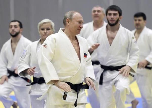 Cumhurbakan Recep Tayyip Erdoan' havalimanndan uurladktan sonra Soi'de bir spor salonuna giden Rusya Devlet Bakan Vladamir Putin, burada milli judocularla bulutu. Judo'da siyah kuak sahibi olan Putin de judo kyafetlerini giyerek mindere kt.