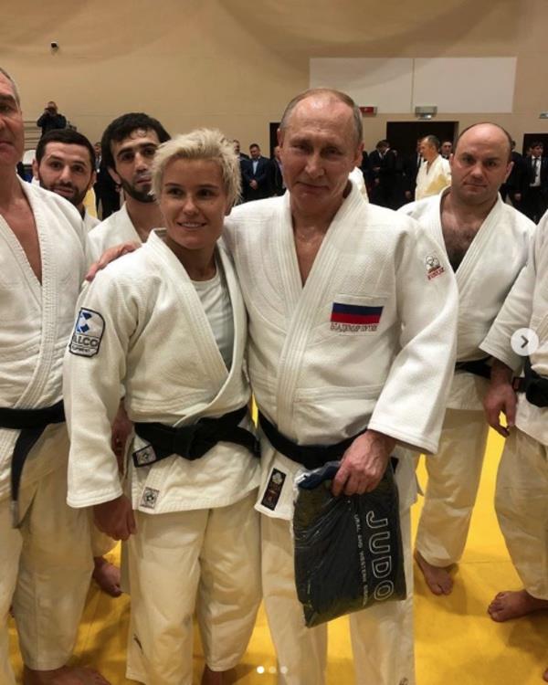 PUTN'E TEEKKR ETT: Natalia Kuziutin, Rus liderle olan fotoraflarn sosyal medya hesabnda paylat. Natalia Kuziutin u notu yazd: Bakan Putin'e teekkr ediyorum. Zirvede son derece zorlu temaslarn ardndan antrenman iin zaman buldu. lkemizin bir numaral judocusu ile bir defa daha karlamak son derece memnuniyet vericiydi"