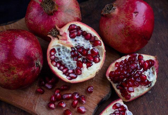 Kan basncn drmeye fayda saladn kaydeden Yldrm, &#8220;Her gn nar suyu imek sistolik kan basncn drmeye yardmc olabilir. Ancak nar suyunun uzun vadede genel kan basncn drebileceini belirlemek iin daha fazla alma yaplmas gerekmektedir. C ve E vitamini gibi bakl arttran vitaminler sayesinde nar suyu hastalklar nleyebilir ve enfeksiyonla mcadele edebilir. Nar ayrca laboratuvar testlerinde anti bakteriyel ve anti viral (virs kart) olarak gsterilmitir.