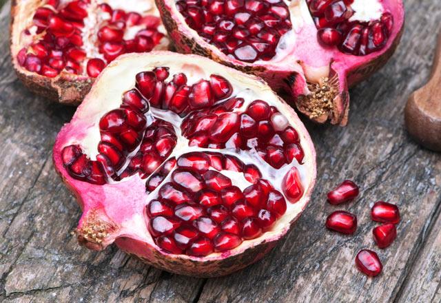 Uzman Diyetisyen ebnem Kandral Yldrm, &#8220;1 orta boy nar yaklak 100 kcal dir, 26 gram karbonhidrat ierir. Mkemmel bir C ve K vitamini, iyi bir lif, potasyum, tiamin, folat, manganez ve bakr kaynadr. 122 adet fitokimyasal ierir.    Fitokimyasallar bitkiler tarafndan retilen bileiklerdir, hcreleri korumak iin birlikte alrlar. Btn meyveler arasnda en kuvvetli (flavonoidler ve polifenoller) antioksidandr. Antioksidanlar hcre hasarn nlemek iin serbest radikalleri ntralize ederler.