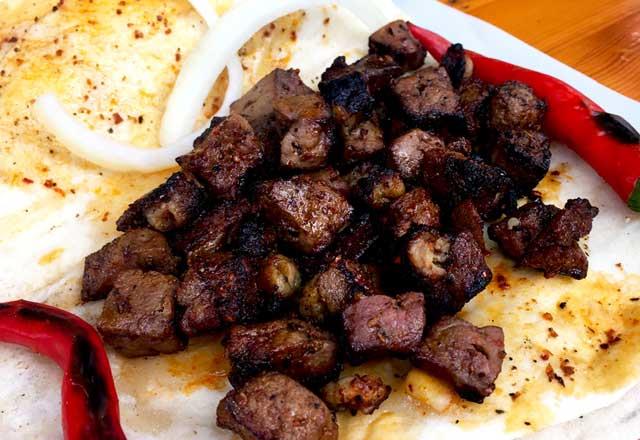 Dalak, cier gibi organ etleri ve kabuklu deniz rnleri (stakoz, yenge vb.) ok fazla miktarda metal ierir. Bu da vcudun ihtiyac olandan ok daha fazla demir gibi metallerin vcuda alnmasna, sonrasnda da toksik etkilere sebep olur. En dorusu sebze tketimini artrmak ve yeil yaprakl sebzelerle kuru baklagillere ynelmek...