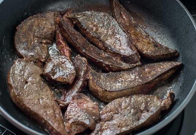 Demir  <br>    Yetikinlerin gnlk demir ihtiyac 9 mg&#8217;dr. Sakatatlar, etler, pekmez, kuru meyveler, susam, kuru baklagiller, kuru domates ve patlcanda yksek miktarda demir bulunur. Vcutta krmz kan hcrelerine rengini veren, oksijen tanmasn salayan ve gerekte bir protein tr olan hemoglobin iinde yer alr. Hemoglobin dzeyi ile bilisel ilev arasndaki iliki ise nemli.  <br>  Ayrca vcut, alnan fazla demiri atamad iin dokularda ve organlarda birikmeye balyor. Ortaya kan da yorgunluk, gszlk, ar ile kendini gsteren kalp hastal, diyabet, karacier hasar hatta arterit olabiliyor.