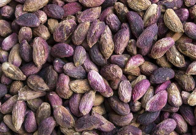 Bakr <br>    Yetikinler gnde 900 mcg (mikrogram) bakra ihtiya duyar. Sakatatlar, etler, balk, susam, fstk, kuru baklagiller, kakao, yumurta ve yeil sebzelerde yksek miktarda; tahllar ve dier sebzelerde orta miktarda; st ve taze meyvelerde ise ok az miktarda bakr bulunur.   Fazla alnan bakr da vcut iinde oksitlenerek serbest radikallerin, yani ykc oksijen molekllerinin retimini balatabiliyor. Bu da beyin hcrelerine zarar verip yalanmay hzlandryor.