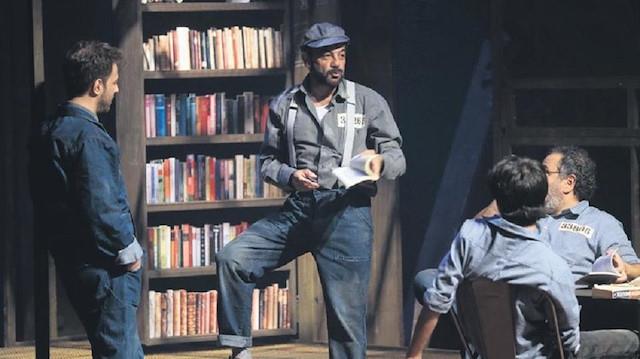 Dizinin yan sra tiyatro oyunlarnda da yer almaktan geri durmayan Kerem Alk, sinema tarihinin en iyi filmlerinden birisi olarak gsterilen Esaretin Bedeli&#8217;ni sahneye tamann gururunu yayor.