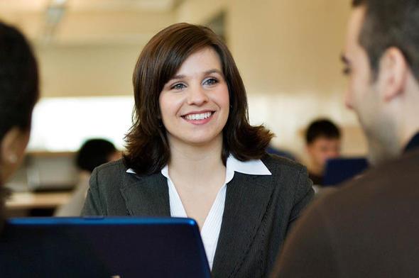 6-Sat danmanlar    Maazalarda ve reyonlarda gerek sat danmanlar yerine sizinle robotlar ilgileniyor olacak.