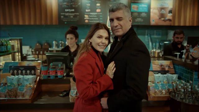 stanbullu Gelin 72. son blmyle ekrana geldi. stanbullu Gelin'de Adem ve Dilara bebeklerine kavumann mutluluunu yaad. Baba olan Adem'e Faruk'tan artan bir teklif geliyor. Adem ve Faruk arasnda ilk defa bir yaknlama yaand.Faruk ise Sreyya'ya Sevgililer Gn'nde Zuhal Olcay arksyla srpriz yapt. Finalde ise Fikret, Okan ve pek'in ev baktn renince byk ok yaad. Boanma davasnda ise pek ayrlmak istemediini aklad. te stanbullu Gelin son blmde yaananlar ve geceye damga vuran 'Tuna Kiremiti & Sena ener - Birden Geldin Aklma' arksn...